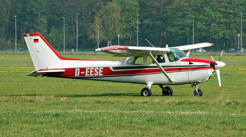 File:Cessna 172 (D-EESE) 02.jpg