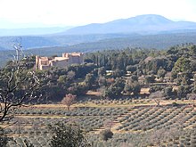 Château de Taurenne et ses oliviers.