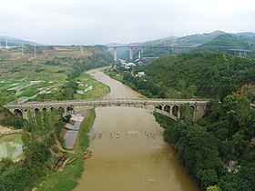 Changhong Bridge in Kaiyuan, Yunnan 04.jpg