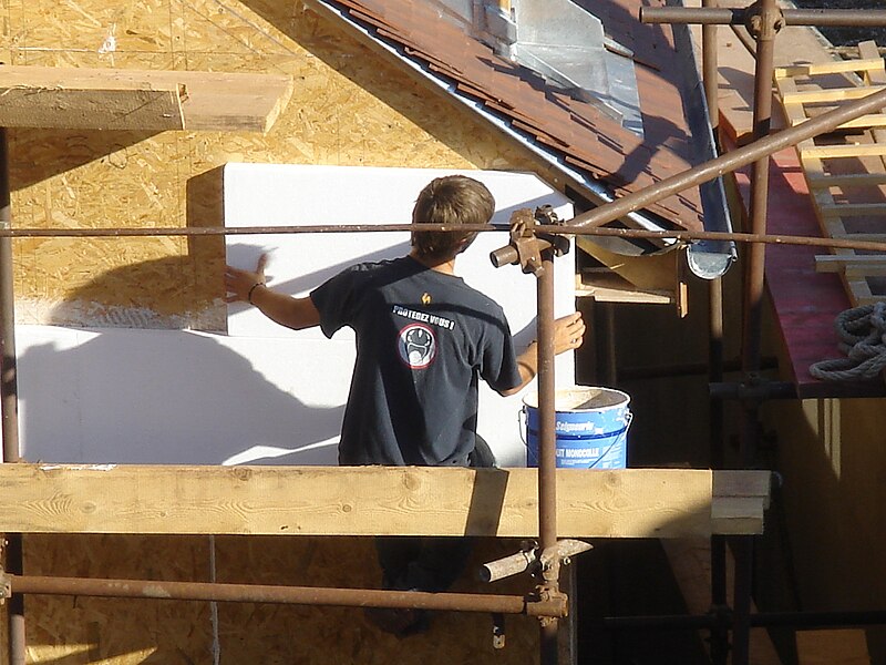 File:Chantier maison bois pose panneaux facade.jpg