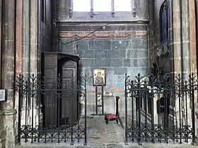 Pièce aux murs partiellement peints et accessible par une grille en fer forgé ouverte. A l'intérieur, un confessionnal, une icône accrochée au mur, un prie-Dieu et un autel