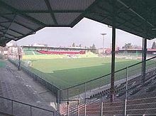 Vista interna de um estádio em um quarto de volta