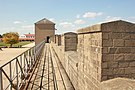 Begehbarer Abschnitt der Stadtmauer mit Wehrgang und Zinnen