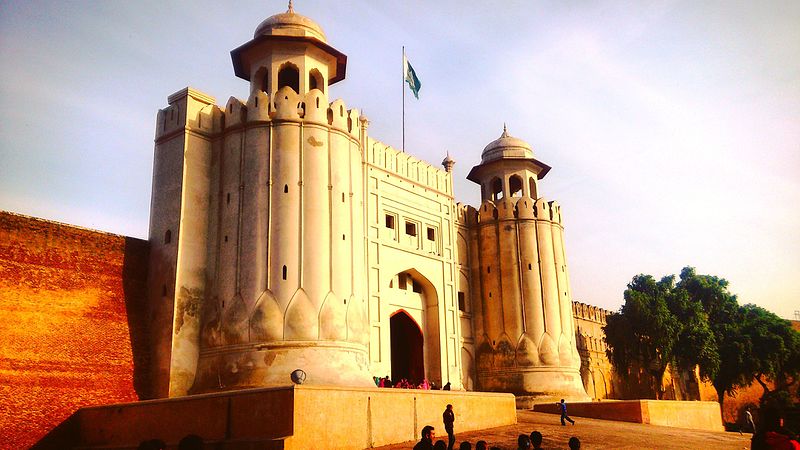 File:Close view of Lahore fort.jpg