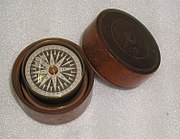 18世紀の方位磁石。ジェームズ・クックがこれと同タイプを使っていた、と言われている。