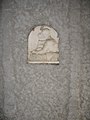 Medalion de marmură pe peretele unei încăperi