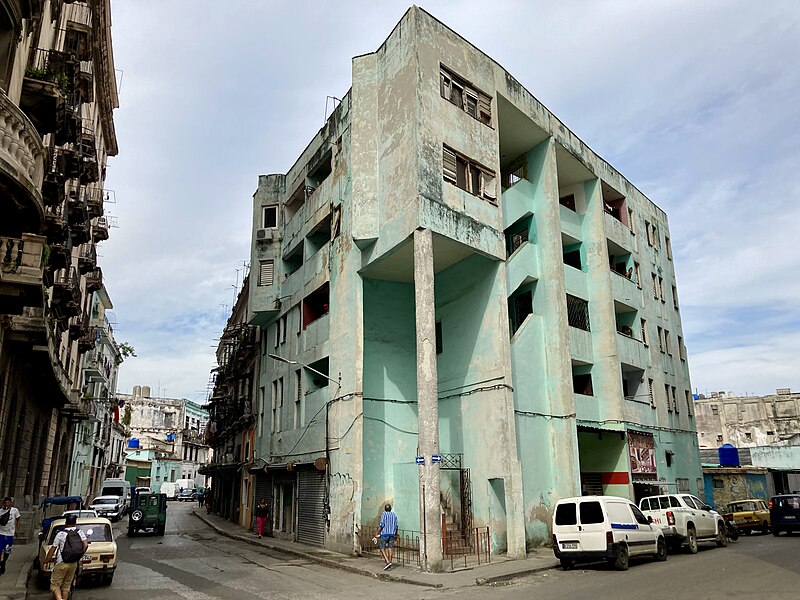 File:Concrete building in Havana.jpg