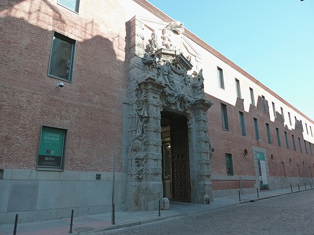 The building Esclavier leaves at the end was filmed at Cuartel del Conde-Duque, Madrid.