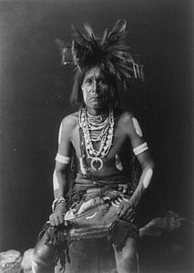 Hopi kabilesinde bir rahip, 1900 (Üreten:Edward S. Curtis)