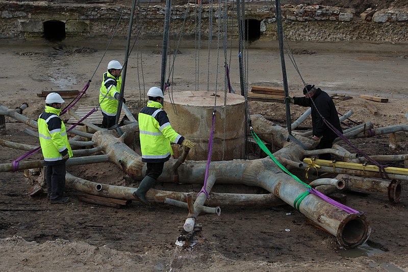 File:Dépose de l'araignée du bassin de Latone au Château de Versailles le 27 janvier 2014 - 013.jpg