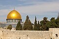 Lo Mur, que se vei aquí la partiada superiora, es tresplombat per l'esplanada ont i a la copòla del Ròc e la mosqueta Al-Aqsa