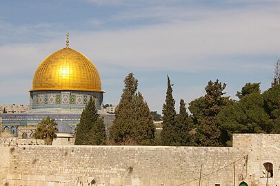 Le mur, dont on voit ici la partie supérieure, est surmontée par l'esplanade où se trouve le dôme du Rocher et aussi la mosquée al-Aqsa.