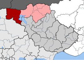 Limite de Kerkini em vermelho escuro, as unidades municipais vizinhas de Sintiki em rosa, o restante de Serres em cinza escuro, ao sul
