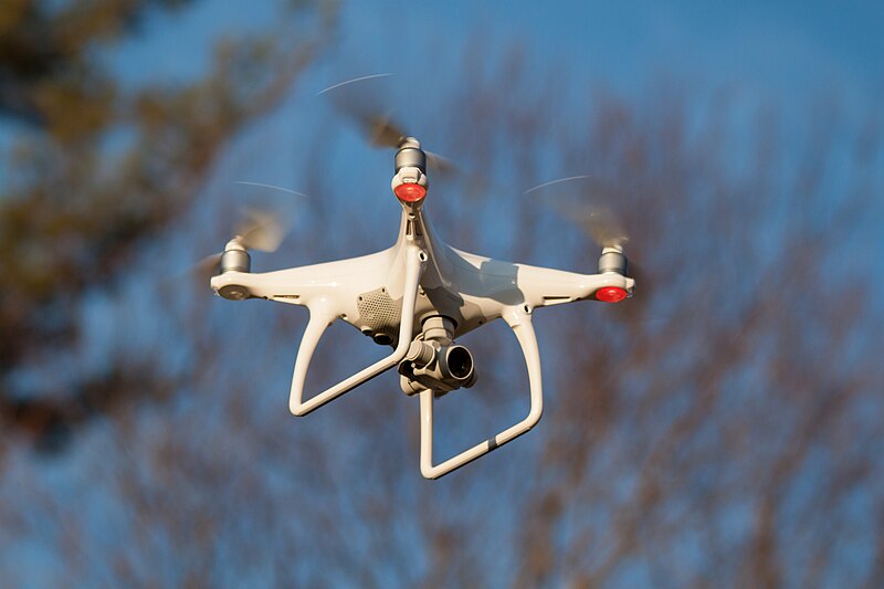 File:DJI Phantom 4 in Flight March 2016.jpg