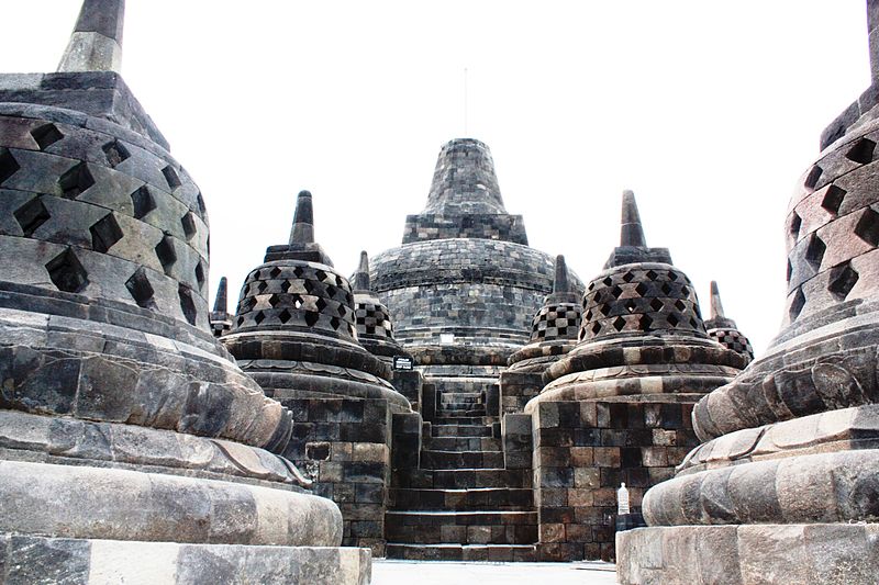 파일:DSC00096 Java Centre Borobudur Stupas and Temple (6219572675).jpg