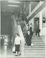 Opiskelijoita päärakennuksen läpikulkuhallin portaissa 1950-luvun lopussa.