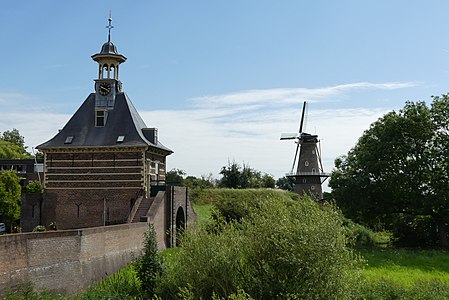 Dalempoort met molen De Hoop