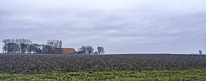 Boerderij De Hoogte met rechts de wierde