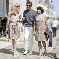 左からドヌーヴ、ジャック・ドゥミ、アニエス・ヴァルダ（1966年）