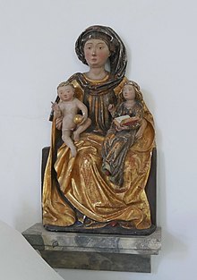Statue polychrome représentant une femme tenant sur son genou gauche une petite femme et son genou droit un petit enfant.