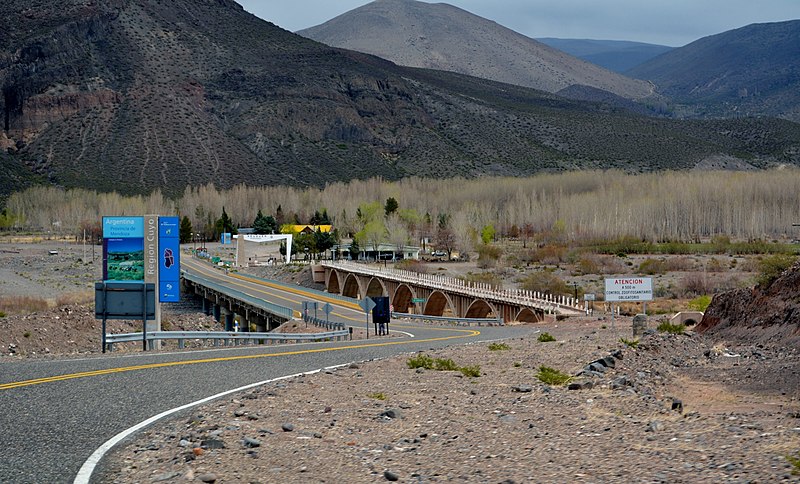 File:Divisa entre Mendoza e Neuquen - Ruta 40 - panoramio.jpg