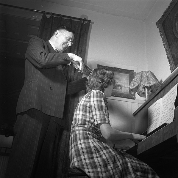 File:Dr. Euwe (viool) met zijn dochter (piano), Bestanddeelnr 902-5920.jpg