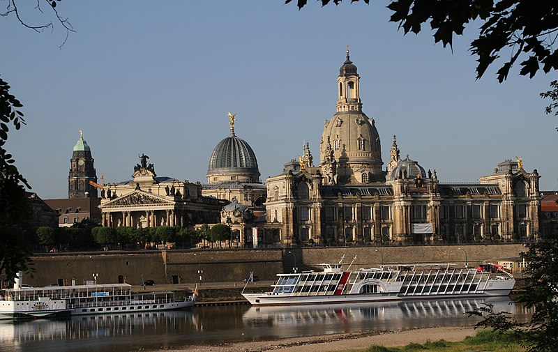 File:Dresden-2112-Elbpanorama-Rathausturm-Kunstakademie-Frauenkirche-2015-gje.jpg