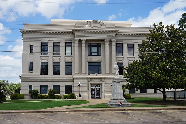 Bryan County Courthouse and Confederate monument