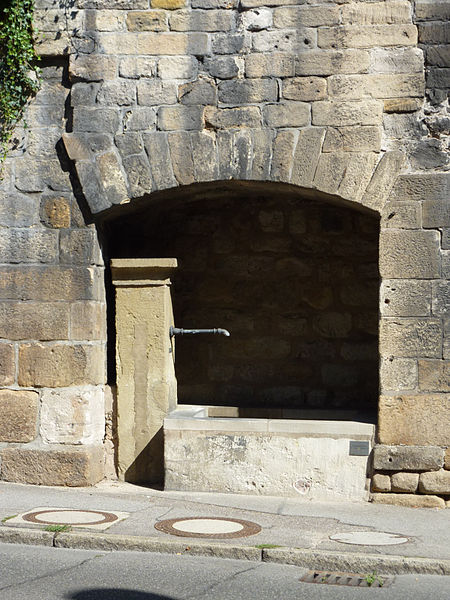 File:ES Brunnen bei Augustinerstraße 8.jpg