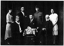 Gustav Simon (Mitte) mit Familie in den 1930er Jahren.