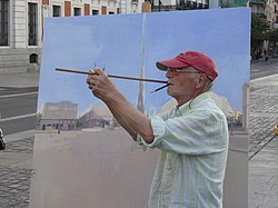 El pintor Antonio López, en la Puerta del Sol de Madrid, en 2021.jpg