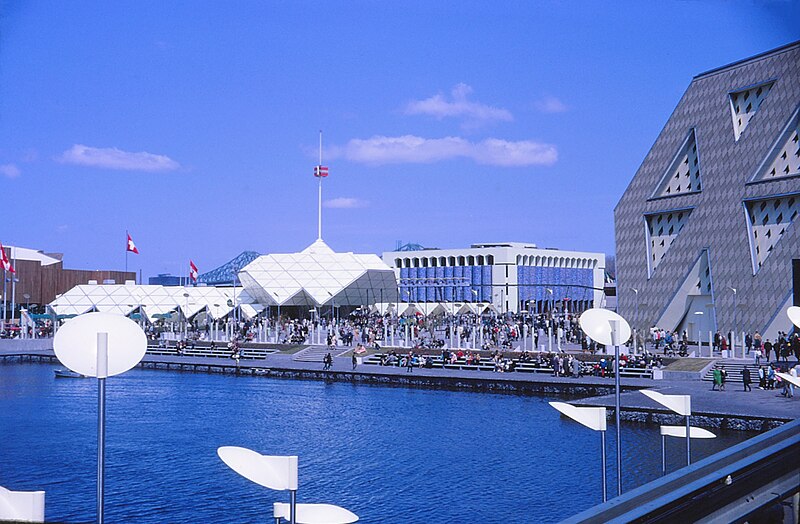 File:Expo 67, pavillons Suisse, Autriche, Iran; pavillon thématique L'homme interroge l'univers.jpg