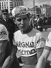 Retrato en blanco y negro de un ciclista con gorra y maillot con la inscripción Margnat.