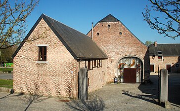 L'entrée de la ferme et la grange transformée en salle de spectacle.