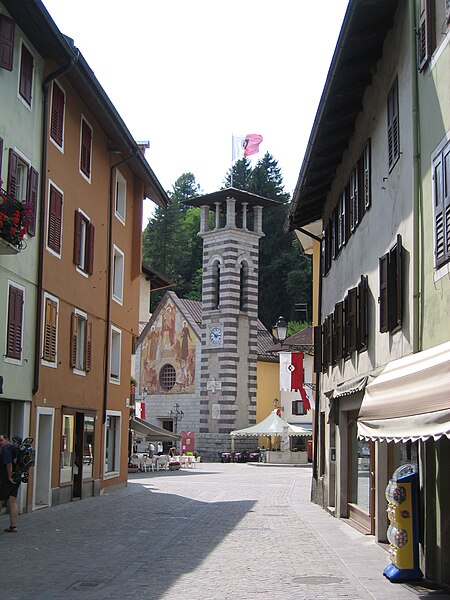 File:Fiera di Primiero - via Garibaldi e chiesa della Beata Maria della Consolazione.jpg