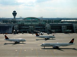 Flughafen München Franz Josef Strauß – Vorfeld 2 (Airbus-A320-Familienmitglieder der Lufthansa).JPG