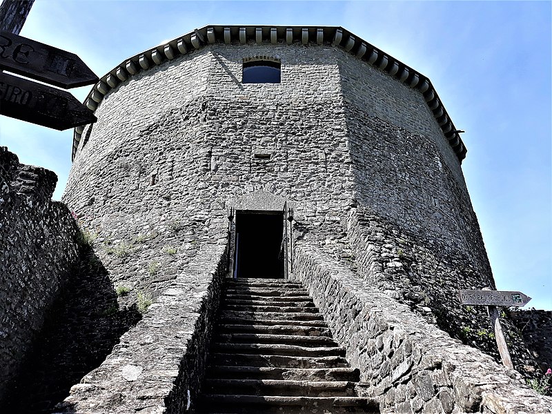 File:Fortezza delle Verrucole ingresso Rocca Tonda.jpg