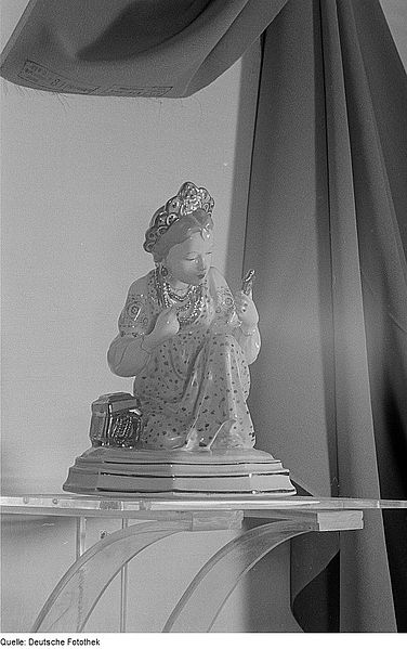 File:Fotothek df roe-neg 0006713 036 Porzellanfigur auf der Leipziger Herbstmesse 1954.jpg