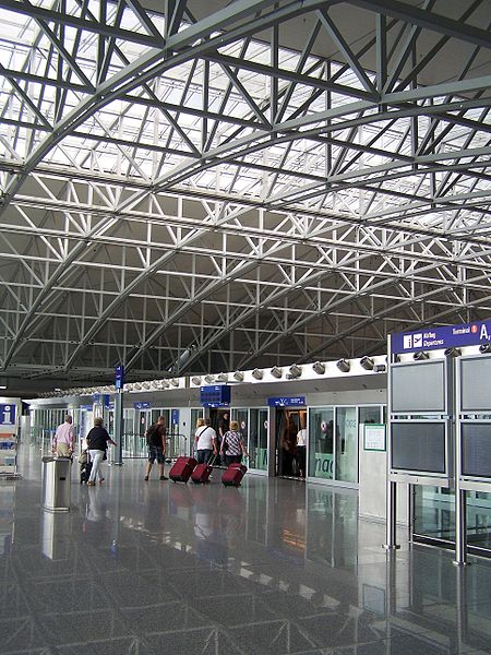 File:Frankfurt Flughafen, Terminal 2, SkyLine.jpg