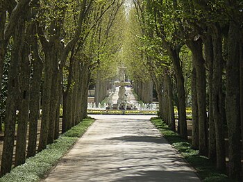 Vista de la fuente desde el Paseo de Felipe V, en el Campo del Moro.