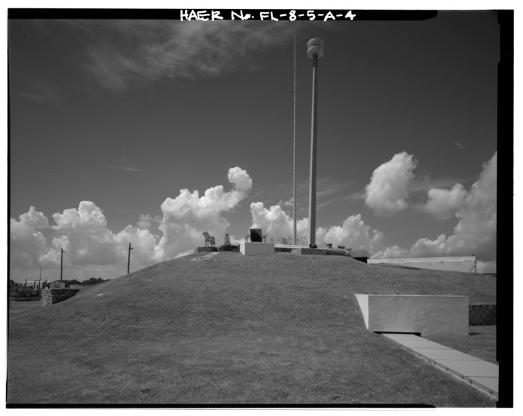 File:GENERAL VIEW SHOWING EARTHEN BERM AROUND STRUCTURE. NOTE INSTRUMENTATION TRENCH IN FOREGROUND RIGHT; VIEW TO WEST. - Cape Canaveral Air Station, Launch Complex 17, Facility 28401 HAER FAL,5-CACAN,1A-4.tif