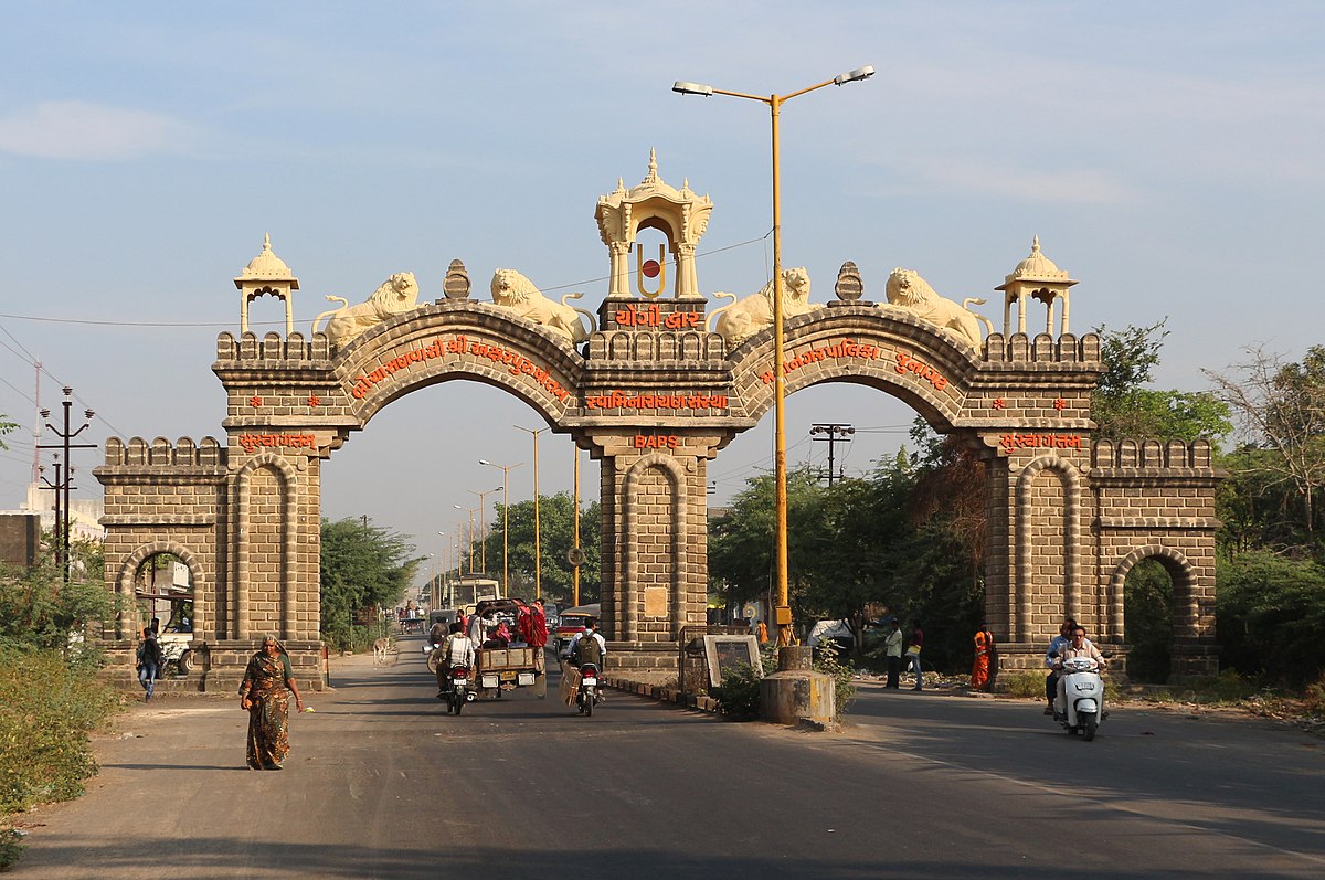 https://upload.wikimedia.org/wikipedia/commons/thumb/9/91/Gate_of_Junagadh.jpg/1200px-Gate_of_Junagadh.jpg