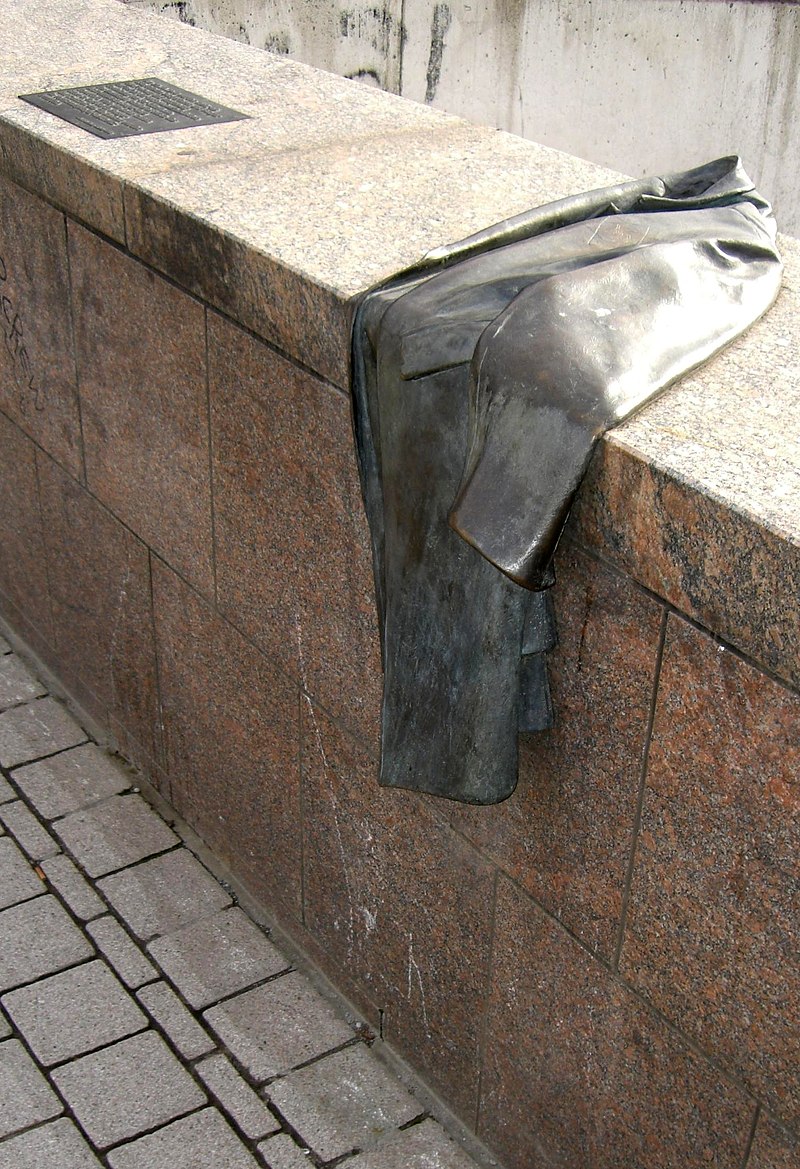 Vergessener Mantel mit Judenstern-ein Mahnmal aus Bronze der Bildhauerin Birgit Stauch (Baden-Baden)h