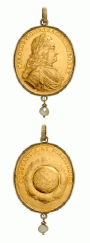 Deze medaille van Karel VI uit 1711 werd als een medaillon omlijst en het montuur werd met een parel versierd.