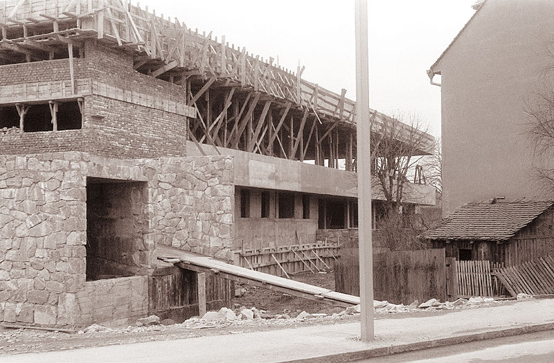 File:Gradnja obrata družbene prehrane v Gaberju 1961.jpg