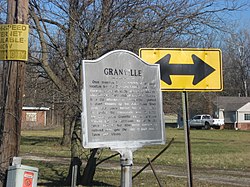 Ein historischer Marker im Zentrum der Gemeinde