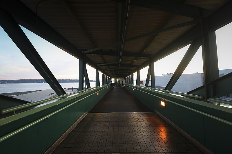 File:Green Bridge Pike Place Market Buiobuione 02.jpg