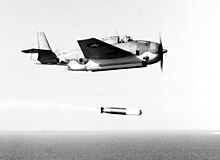 Un Grumman TBF-1 Avenger del Torpedo Squadron VT-4 mentre lancia un siluro.