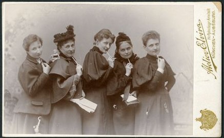 Emakumeen Sufragiorako Elkarteko bost kide. Ezkerretik eskuinera: Anita Augspurg, Marie Stritt, Lily von Gizycki, Minna Cauer eta Sophia Goudstikker, 1894