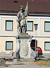 GuentherZ 2011-07-09 0276 Goellersdorf piazza principale statua santa Florian.jpg